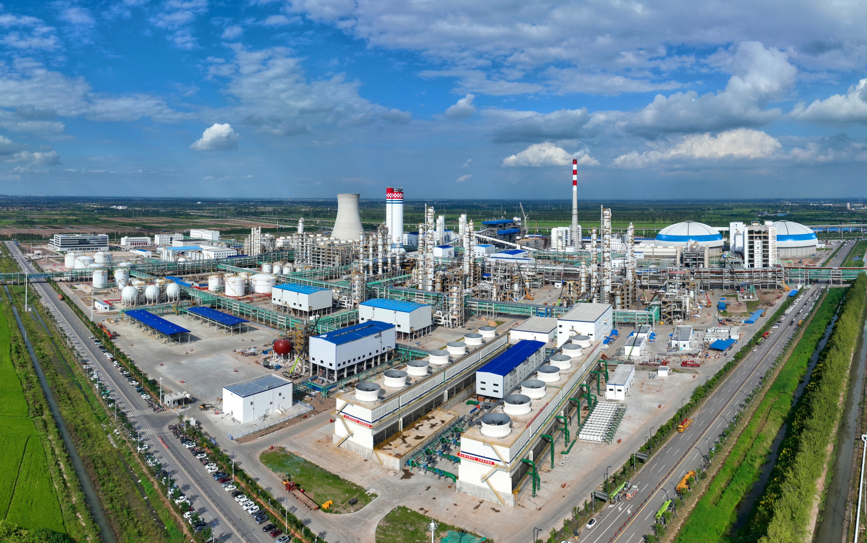 “五新”動(dòng)能齊發(fā)力 華魯集團(tuán)上半年?duì)I收利潤(rùn)實(shí)現(xiàn)兩位數(shù)“雙增長(zhǎng)”-1.jpg