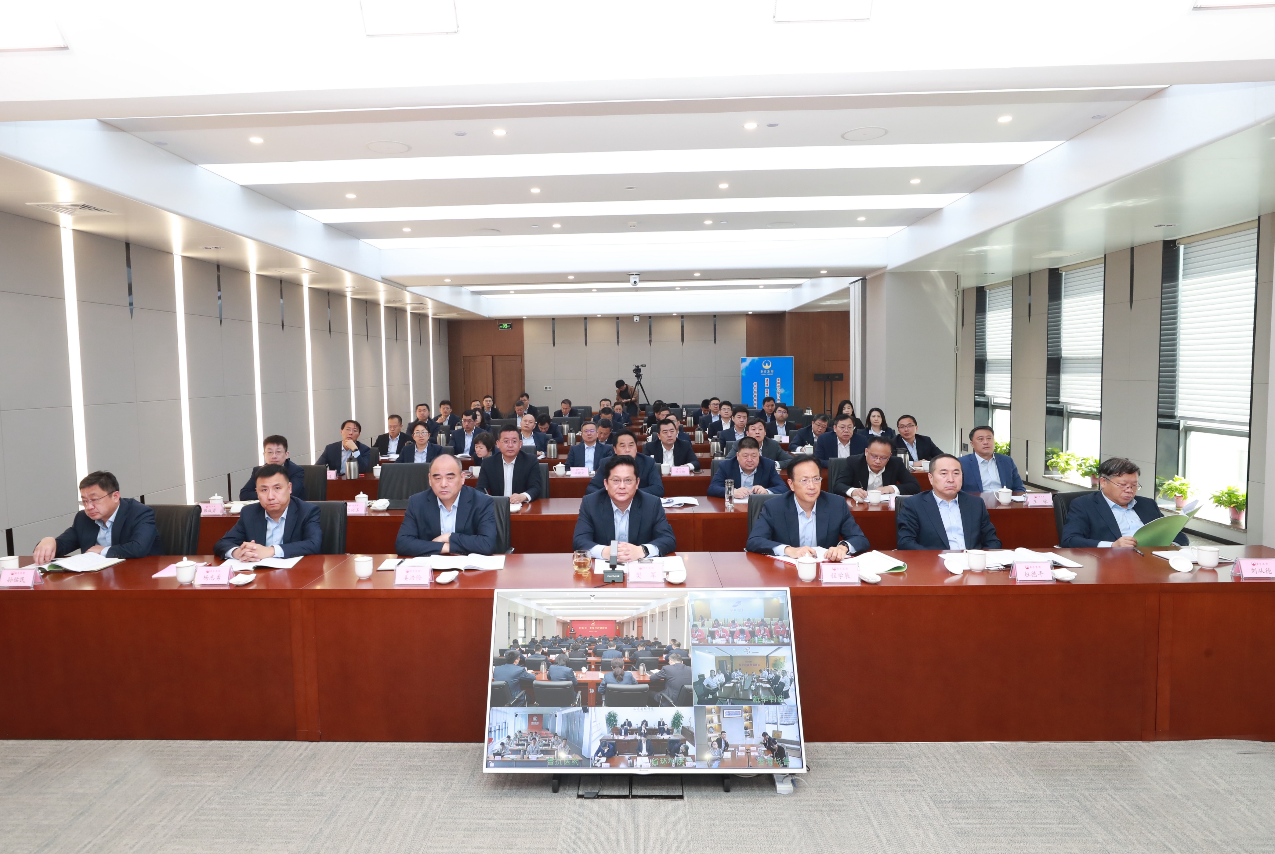 奮戰(zhàn)二季度 確?！半p過半”“雙增長” ——華魯集團(tuán)召開2024年一季度經(jīng)營調(diào)度會-2.jpg