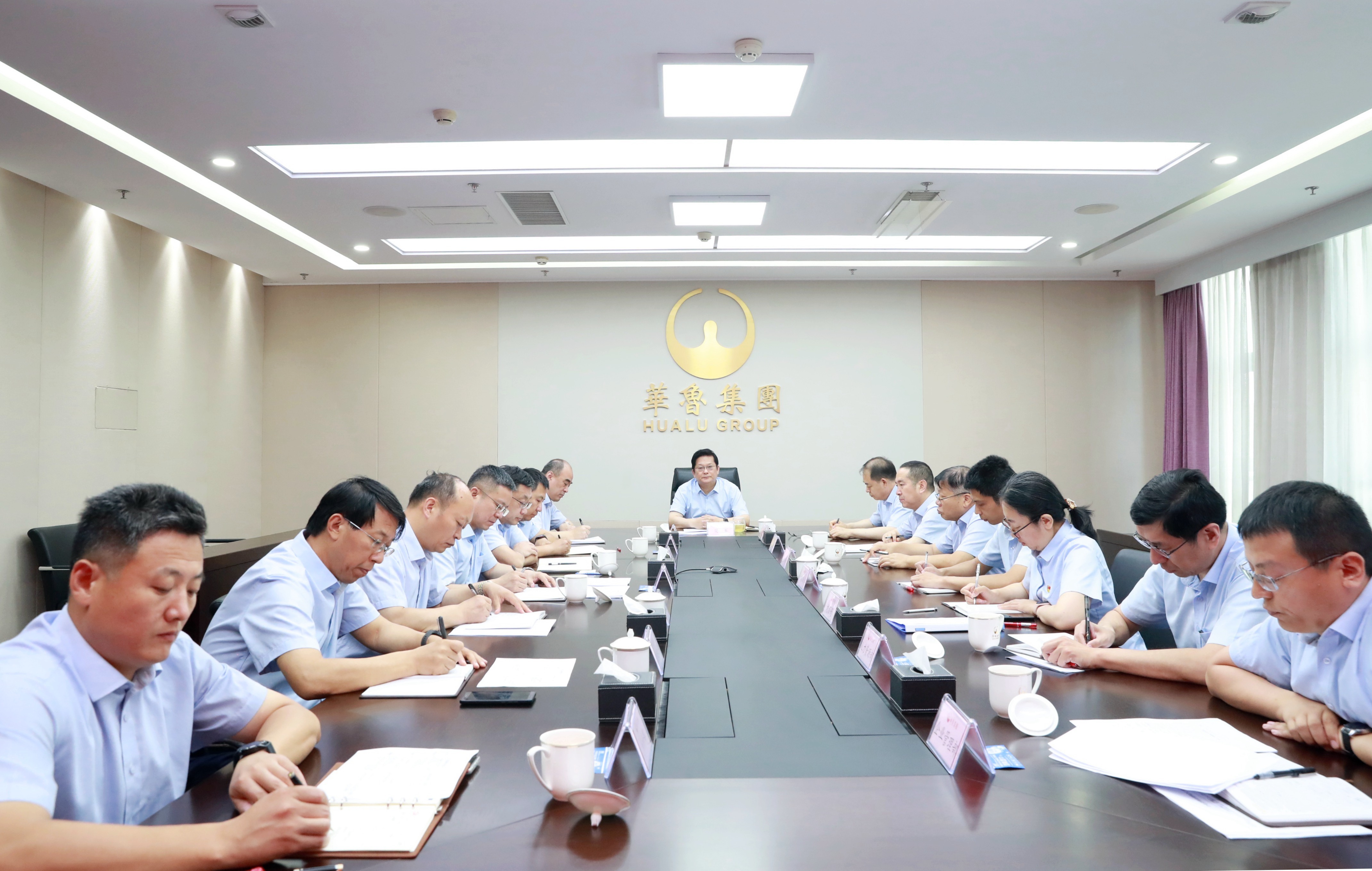 扎實推進高質量發展 踏上高原再攀高峰 華魯集團黨委理論學習中心組開展集體學習-2.jpg