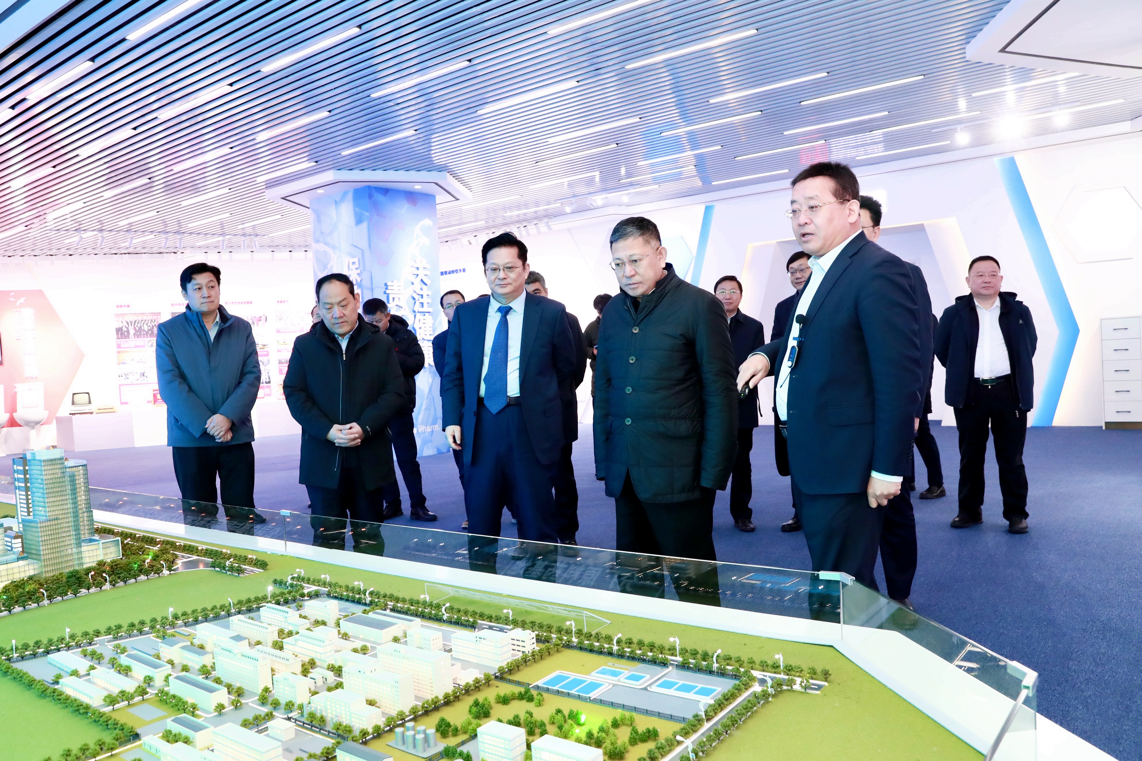 華魯集團黨委書記 華魯集團黨委書記.jpg