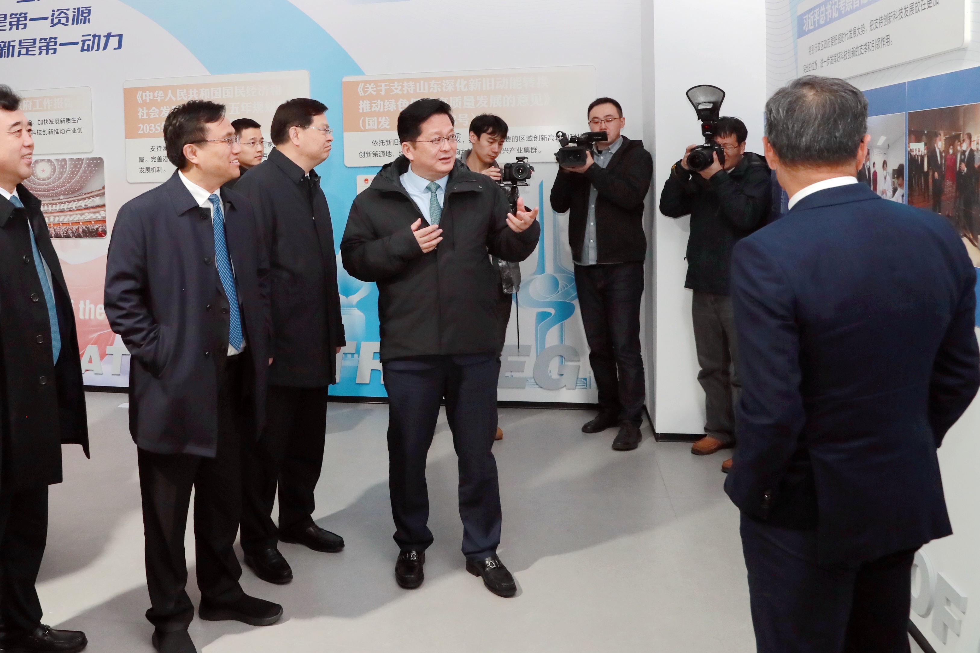 魯港科技合作創(chuàng)新中心揭牌成立 華魯集團助力青島上合與香港科技園深化合作-1.jpg